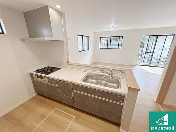 子供を見守りながらお料理が出来るため家族のコミュニケーションか増えます♪スペースが広く確保されている為お子様が大きくなったときは一緒に料理を楽しめます♪