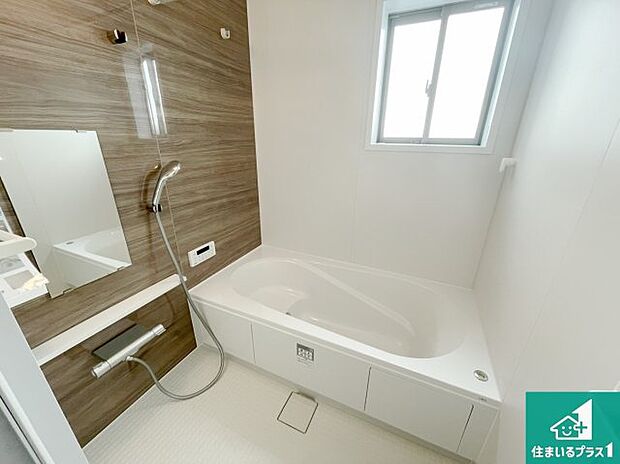 足をゆったり伸ばして寛げる浴槽です。窓が設けられていますので差し込む光が明るく穏やかな雰囲気にしてくれます♪浴室乾燥機も設置しているので、雨の日の洗濯物も安心です♪