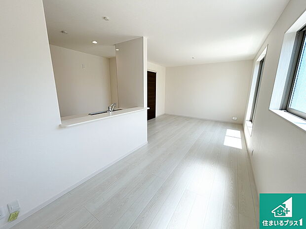 日当たり良好の明るいリビングで朝の目覚めもスッキリできそう!対面キッチンでご家族のコミュニケーションも自然と増える設計!小さなお子様が遊ぶスペースを作っても広々とくつろげるLDK!