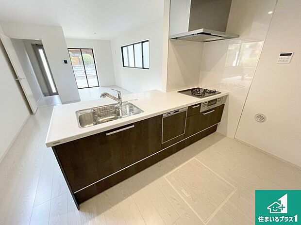 リビングと統一感があり、使い勝手のいいキッチン。広々としているので、二人並んで作業が出来ちゃいます。お子様と一緒に色々なお料理に挑戦できるスペースがあります。