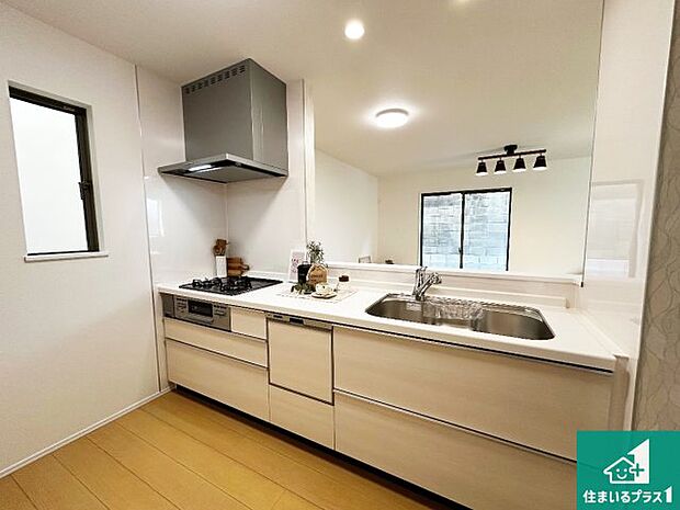 リビングと統一感があり、使い勝手のいいキッチン。広々としているので、二人並んで作業が出来ちゃいます。お子様と一緒に色々なお料理に挑戦できるスペースがあります。