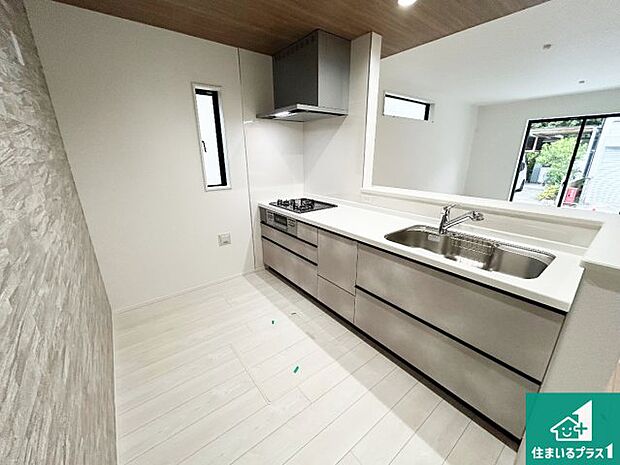 リビングと統一感があり、使い勝手のいいキッチン。広々としているので、二人並んで作業が出来ちゃいます。お子様と一緒に色々なお料理に挑戦できるスペースがあります。