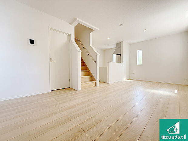 リビングと統一感があり、使い勝手のいいキッチン。広々としているので、二人並んで作業が出来ちゃいます。お子様と一緒に色々なお料理に挑戦できるスペースがあります。