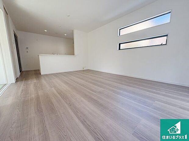 日当たり良好の明るいリビングで朝の目覚めもスッキリできそう!対面キッチンでご家族のコミュニケーションも自然と増える設計!小さなお子様が遊ぶスペースを作っても広々とくつろげるLDK!