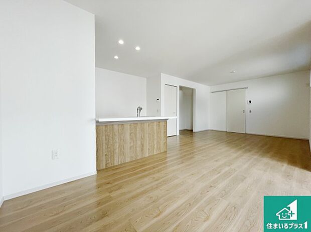 シンプルなリビングは、観葉植物等のインテリアを楽しめますね！パパ好みにも、ママ好みにも家具次第で雰囲気を変えることができます！