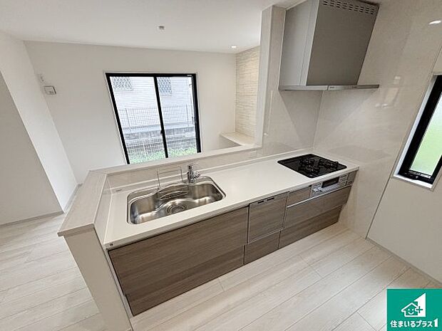 リビングと統一感があり、使い勝手のいいキッチン。広々としているので、二人並んで作業が出来ちゃいます。お子様と一緒に色々なお料理に挑戦できるスペースがあります。