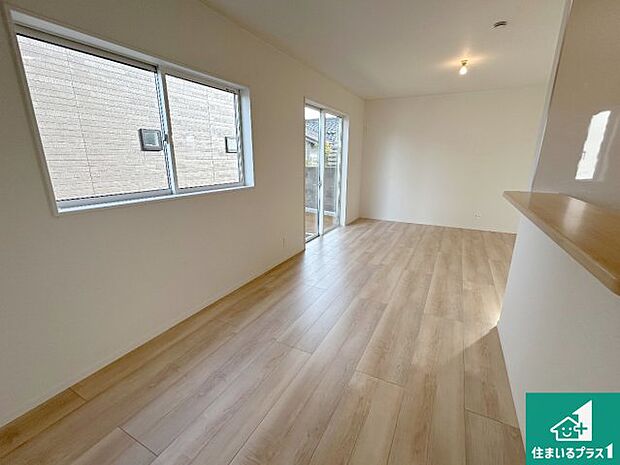 シンプルなリビングは、観葉植物等のインテリアを楽しめますね!パパ好みにも、ママ好みにも家具次第で雰囲気を変えることができます!