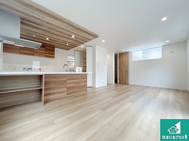 日当たり良好の明るいリビングで朝の目覚めもスッキリできそう!対面キッチンでご家族のコミュニケーションも自然と増える設計!小さなお子様が遊ぶスペースを作っても広々とくつろげるLDK!