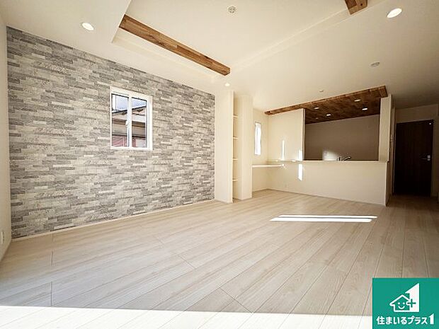 シンプルなリビングは、観葉植物等のインテリアを楽しめますね!パパ好みにも、ママ好みにも家具次第で雰囲気を変えることができます!