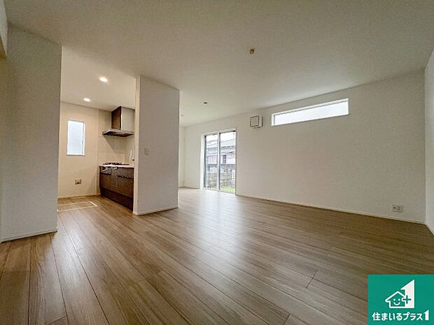 シンプルなリビングは、観葉植物等のインテリアを楽しめますね!パパ好みにも、ママ好みにも家具次第で雰囲気を変えることができます!