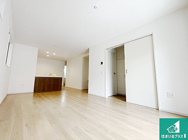 日当たり良好の明るいリビングで朝の目覚めもスッキリできそう!対面キッチンでご家族のコミュニケーションも自然と増える設計!小さなお子様が遊ぶスペースを作っても広々とくつろげるLDK!