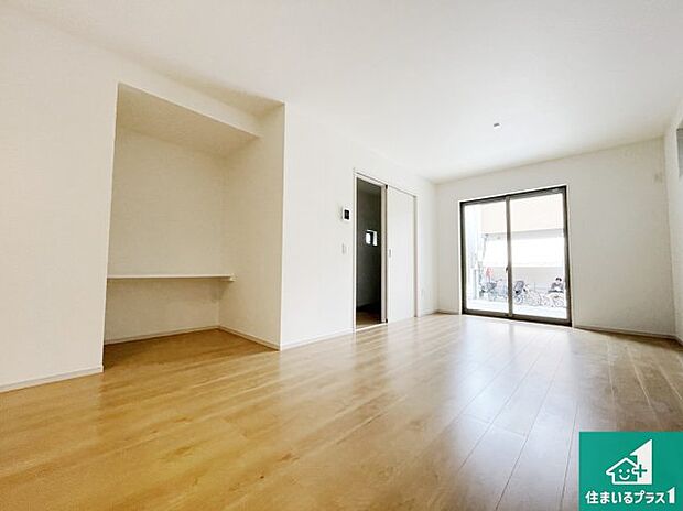 シンプルなリビングは、観葉植物等のインテリアを楽しめますね!パパ好みにも、ママ好みにも家具次第で雰囲気を変えることができます!