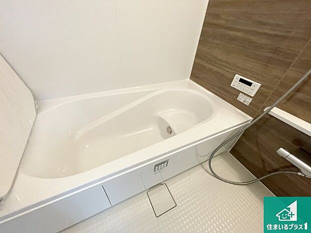 足をゆったり伸ばして寛げる浴槽です。窓が設けられていますので差し込む光が明るく穏やかな雰囲気にしてくれます♪浴室乾燥機も設置しているので、雨の日の洗濯物も安心です♪