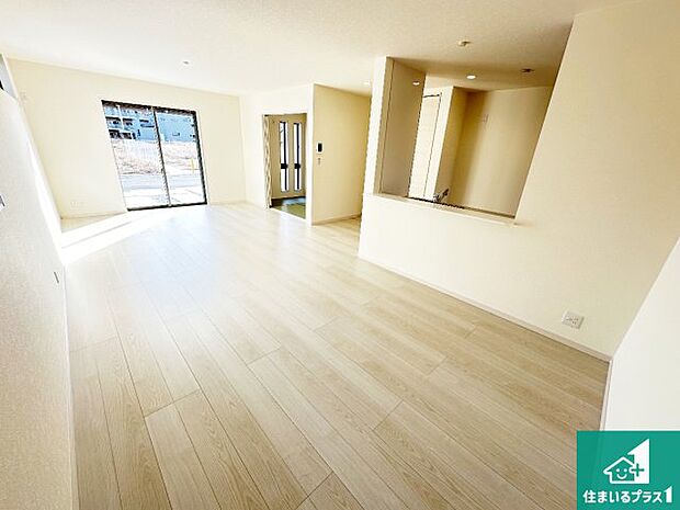 シンプルなリビングは、観葉植物等のインテリアを楽しめますね!パパ好みにも、ママ好みにも家具次第で雰囲気を変えることができます!