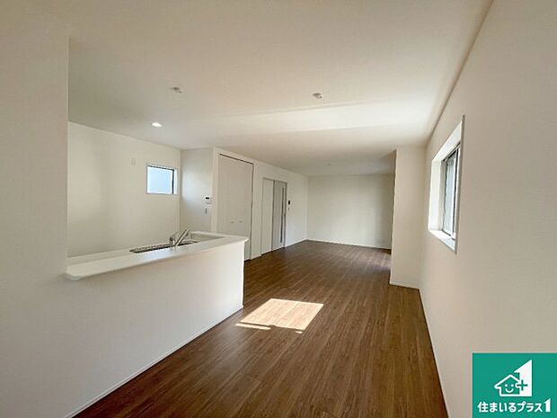 日当たり良好の明るいリビングで朝の目覚めもスッキリできそう!対面キッチンでご家族のコミュニケーションも自然と増える設計!小さなお子様が遊ぶスペースを作っても広々とくつろげるLDK!