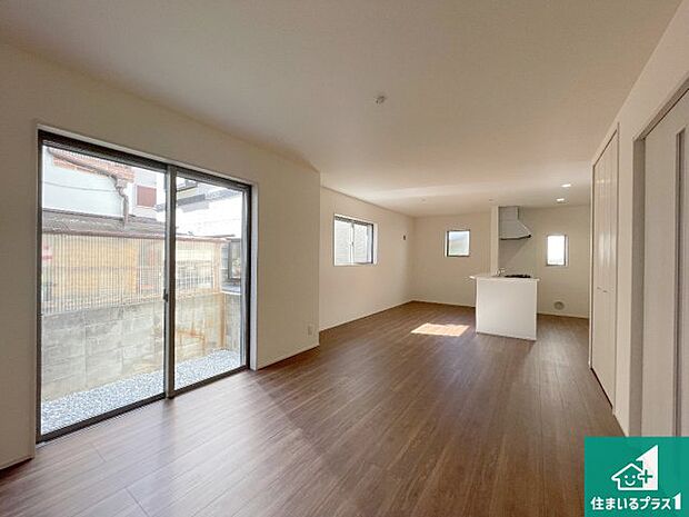 シンプルなリビングは、観葉植物等のインテリアを楽しめますね!パパ好みにも、ママ好みにも家具次第で雰囲気を変えることができます!