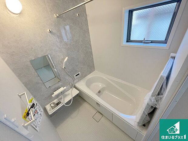 足をゆったり伸ばして寛げる浴槽です。窓が設けられていますので差し込む光が明るく穏やかな雰囲気にしてくれます♪浴室乾燥機も設置しているので、雨の日の洗濯物も安心です♪