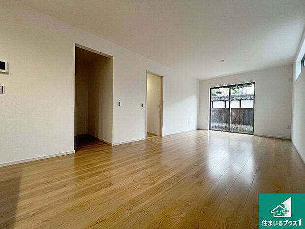 シンプルなリビングは、観葉植物等のインテリアを楽しめますね!パパ好みにも、ママ好みにも家具次第で雰囲気を変えることができます!