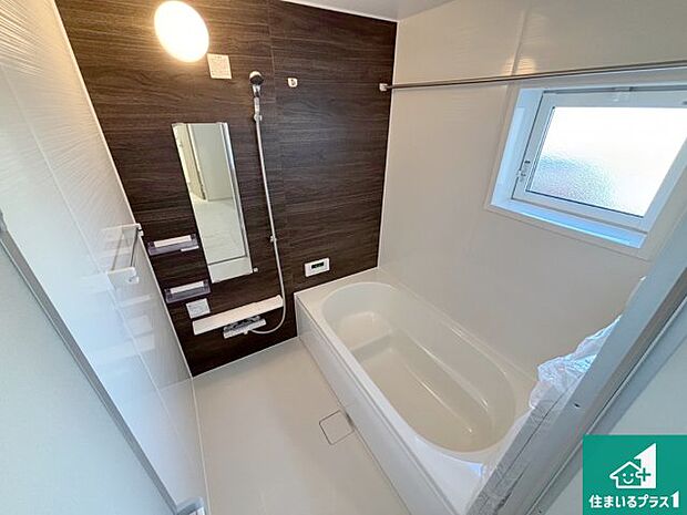 足をゆったり伸ばして寛げる浴槽です。窓が設けられていますので差し込む光が明るく穏やかな雰囲気にしてくれます♪浴室乾燥機も設置しているので、雨の日の洗濯物も安心です♪