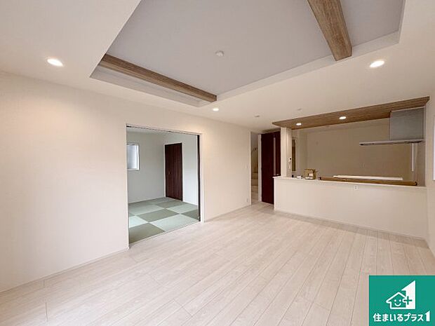 日当たり良好の明るいリビングで朝の目覚めもスッキリできそう!対面キッチンでご家族のコミュニケーションも自然と増える設計!小さなお子様が遊ぶスペースを作っても広々とくつろげるLDK!