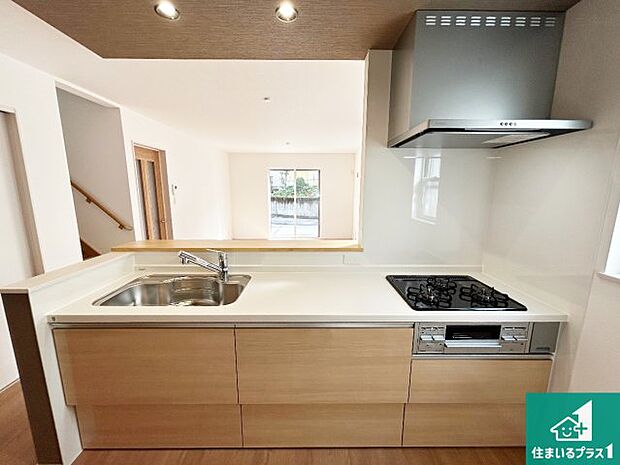 リビングと統一感があり、使い勝手のいいキッチン。広々としているので、二人並んで作業が出来ちゃいます。お子様と一緒に色々なお料理に挑戦できるスペースがあります。