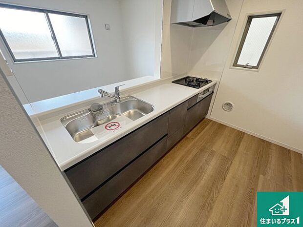 リビングと統一感があり、使い勝手のいいキッチン。広々としているので、二人並んで作業が出来ちゃいます。お子様と一緒に色々なお料理に挑戦できるスペースがあります。