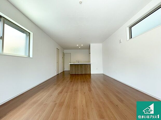 広く明るい、リビングは子育て中のお母さんも安心の対面キッチン。忙しいお母さんに嬉しい水回りが集約された家事導線が短く済む設計!