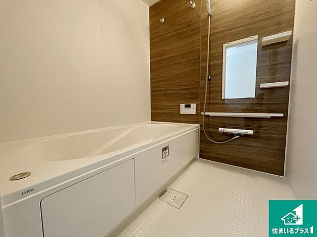 足をゆったり伸ばして寛げる浴槽です。窓が設けられていますので差し込む光が明るく穏やかな雰囲気にしてくれます♪浴室乾燥機も設置しているので、雨の日の洗濯物も安心です♪