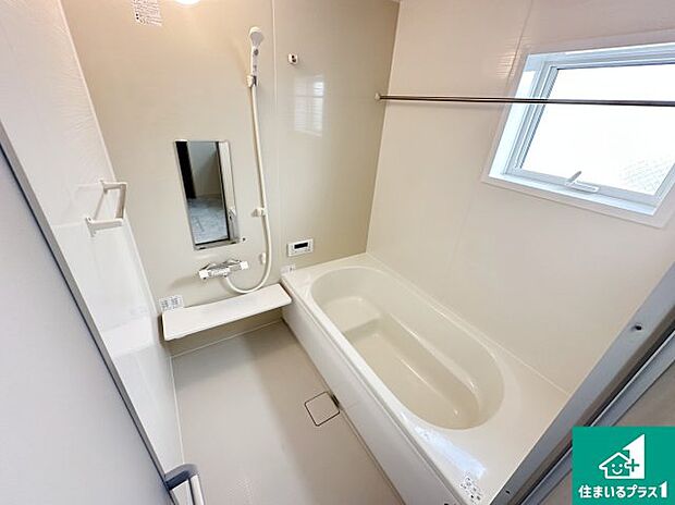 足をゆったり伸ばして寛げる浴槽です。窓が設けられていますので差し込む光が明るく穏やかな雰囲気にしてくれます♪浴室乾燥機も設置しているので、雨の日の洗濯物も安心です♪