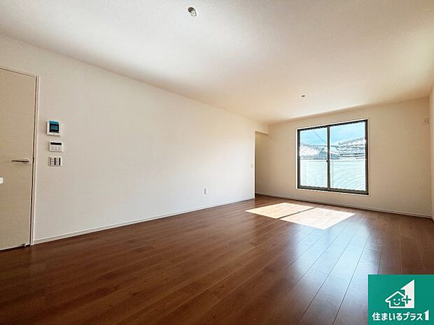 明るいリビングで朝の目覚めもスッキリできそう！対面キッチンでご家族のコミュニケーションも自然と増える設計！小さなお子様が遊ぶスペースを作っても広々とくつろげるLDK！