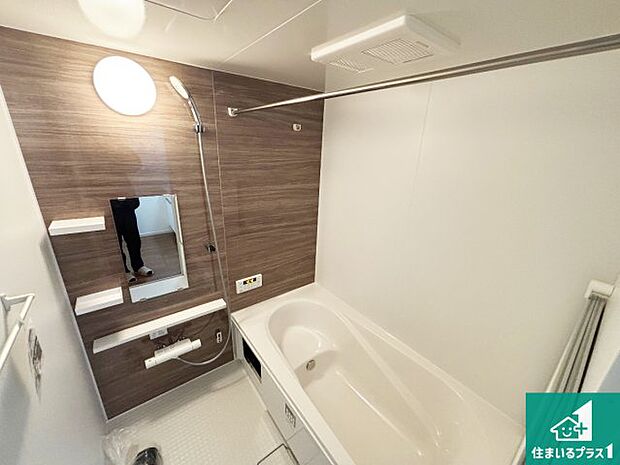 ゆったりと足を伸ばせる浴室は一日の疲れを癒してくれる大切な空間です。浴室乾燥機も設置しているので、雨の日の洗濯物も安心です♪