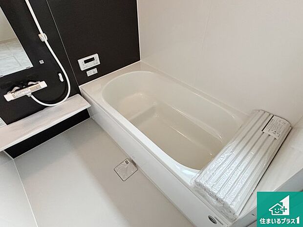 足をゆったり伸ばして寛げる浴槽です。窓が設けられていますので差し込む光が明るく穏やかな雰囲気にしてくれます♪浴室乾燥機も設置しているので、雨の日の洗濯物も安心です♪