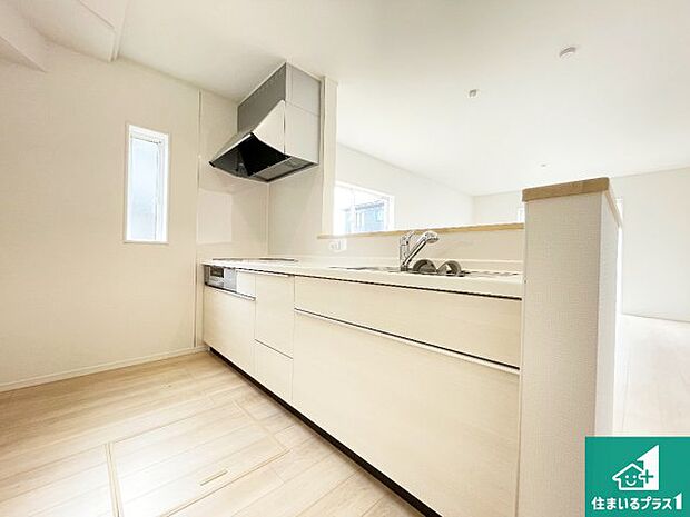 リビングと統一感があり、使い勝手のいいキッチン。広々としているので、二人並んで作業が出来ちゃいます。お子様と一緒に色々なお料理に挑戦できるスペースがあります。