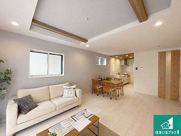 日当たり良好の明るいリビングで朝の目覚めもスッキリできそう!対面キッチンでご家族のコミュニケーションも自然と増える設計!小さなお子様が遊ぶスペースを作っても広々とくつろげるLDK!