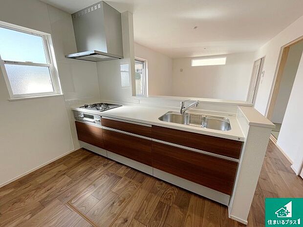 リビングと統一感があり、使い勝手のいいキッチン。広々としているので、二人並んで作業が出来ちゃいます。お子様と一緒に色々なお料理に挑戦できるスペースがあります。