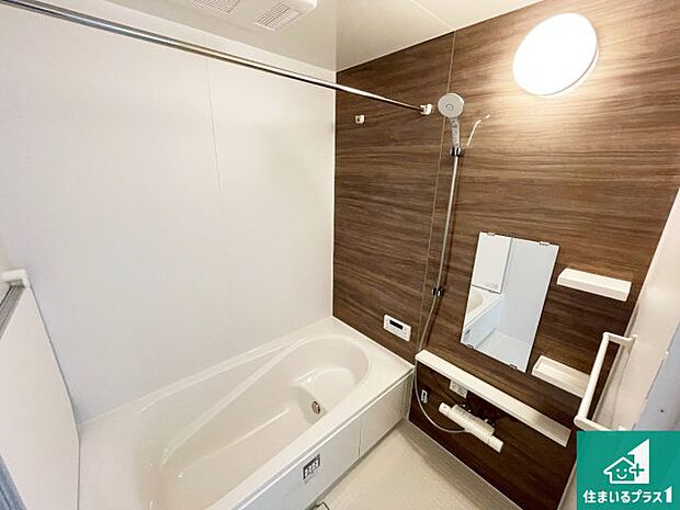 足をゆったり伸ばして寛げる浴槽です。窓が設けられていますので差し込む光が明るく穏やかな雰囲気にしてくれます♪浴室乾燥機も設置しているので、雨の日の洗濯物も安心です♪