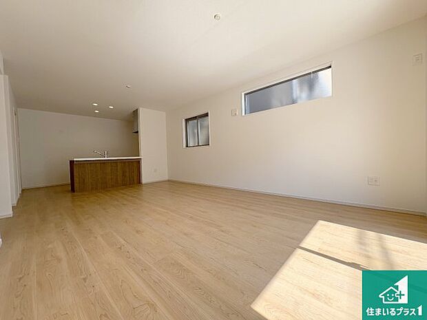 シンプルなリビングは、観葉植物等のインテリアを楽しめますね!パパ好みにも、ママ好みにも家具次第で雰囲気を変えることができます!