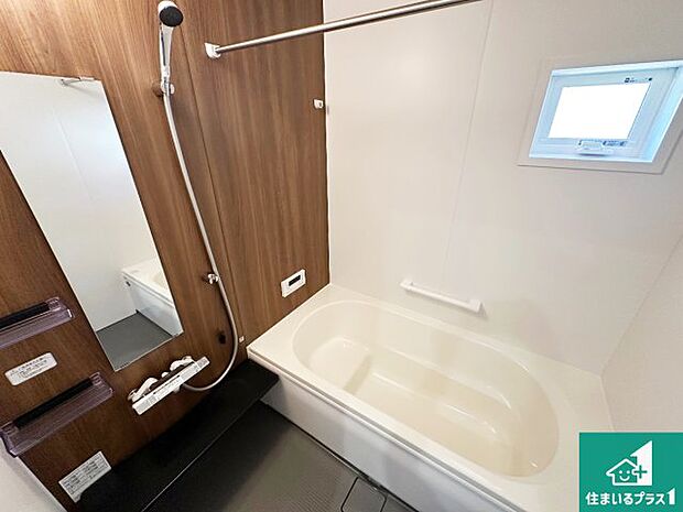 足をゆったり伸ばして寛げる浴槽です。窓が設けられていますので差し込む光が明るく穏やかな雰囲気にしてくれます♪浴室乾燥機も設置しているので、雨の日の洗濯物も安心です♪