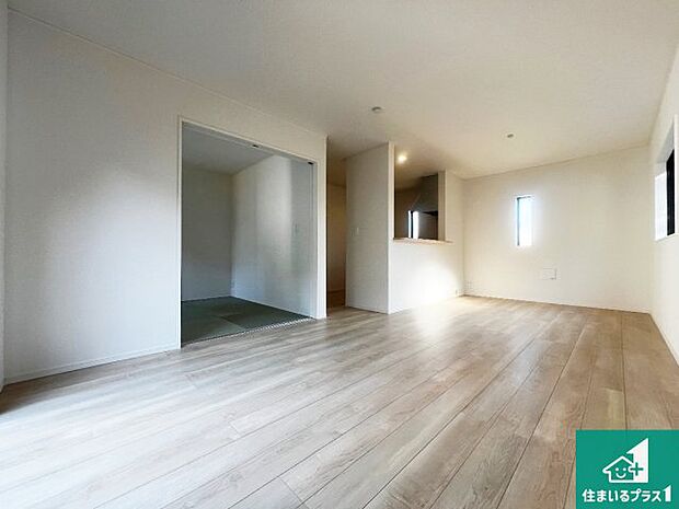 シンプルなリビングは、観葉植物等のインテリアを楽しめますね!パパ好みにも、ママ好みにも家具次第で雰囲気を変えることができます!