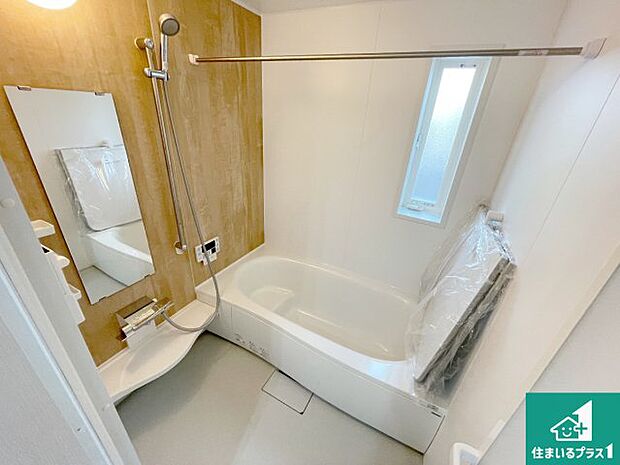 足をゆったり伸ばして寛げる浴槽です。窓が設けられていますので差し込む光が明るく穏やかな雰囲気にしてくれます♪浴室乾燥機も設置しているので、雨の日の洗濯物も安心です♪