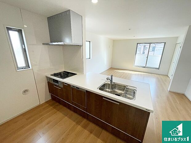 リビングと統一感があり、使い勝手のいいキッチン。広々としているので、二人並んで作業が出来ちゃいます。お子様と一緒に色々なお料理に挑戦できるスペースがあります。