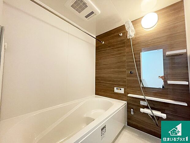 足をゆったり伸ばして寛げる浴槽です。窓が設けられていますので差し込む光が明るく穏やかな雰囲気にしてくれます♪浴室乾燥機も設置しているので、雨の日の洗濯物も安心です♪