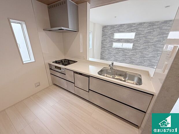 リビングと統一感があり、使い勝手のいいキッチン。広々としているので、二人並んで作業が出来ちゃいます。お子様と一緒に色々なお料理に挑戦できるスペースがあります。