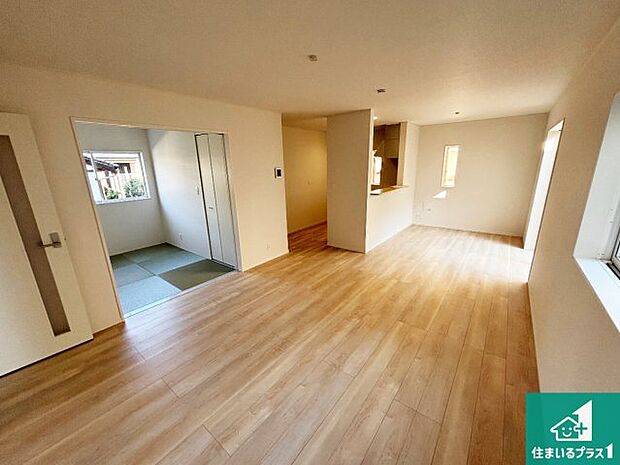 日当たり良好の明るいリビングで朝の目覚めもスッキリできそう!対面キッチンでご家族のコミュニケーションも自然と増える設計!小さなお子様が遊ぶスペースを作っても広々とくつろげるLDK!