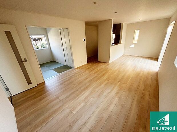 シンプルなリビングは、観葉植物等のインテリアを楽しめますね!パパ好みにも、ママ好みにも家具次第で雰囲気を変えることができます!