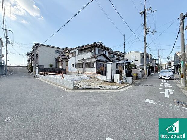 周辺は落ち着いた街並みの住宅地!子育てがしやすい住環境です!まだ未完成ですが、現地でしかわからない事もございます。是非一度ご覧ください。