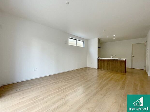 日当たり良好の明るいリビングで朝の目覚めもスッキリできそう!対面キッチンでご家族のコミュニケーションも自然と増える設計!小さなお子様が遊ぶスペースを作っても広々とくつろげるLDK!