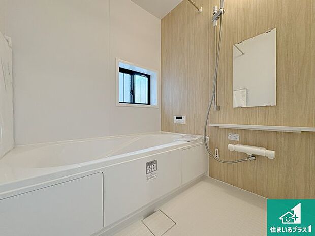 足をゆったり伸ばして寛げる浴槽です。窓が設けられていますので差し込む光が明るく穏やかな雰囲気にしてくれます♪浴室乾燥機も設置しているので、雨の日の洗濯物も安心です♪