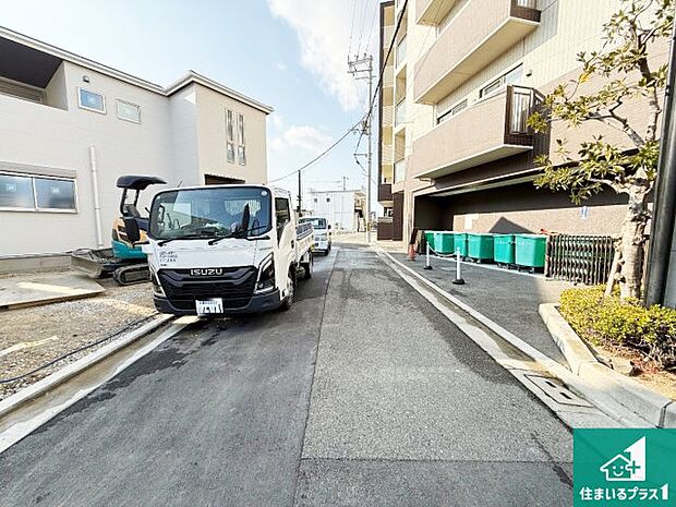 周辺は落ち着いた街並みの住宅地！子育てがしやすい住環境です！まだ未完成ですが、現地でしかわからない事もございます。是非一度ご覧ください。
