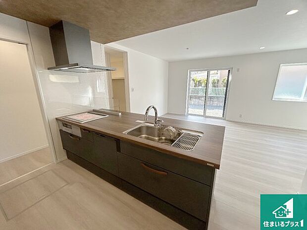 リビングと統一感があり、使い勝手のいいキッチン。広々としているので、二人並んで作業が出来ちゃいます。お子様と一緒に色々なお料理に挑戦できるスペースがあります。